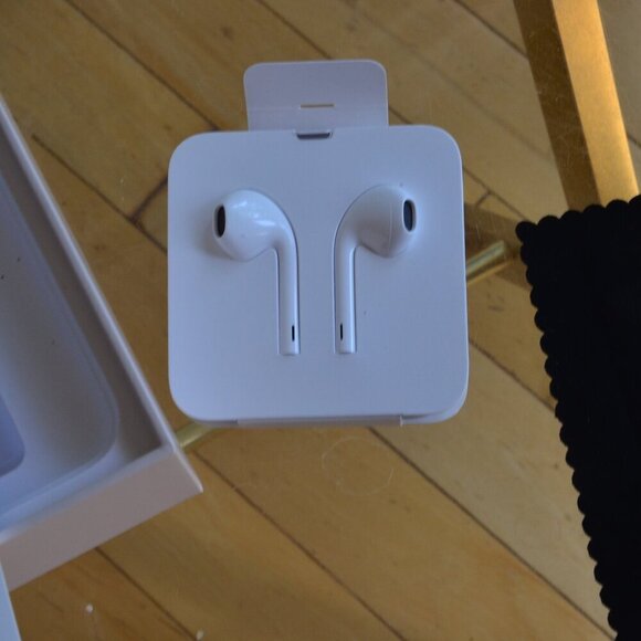 NEW Genuine Apple Lightning EarPods For iPhone 8 - Picture 2 of 8